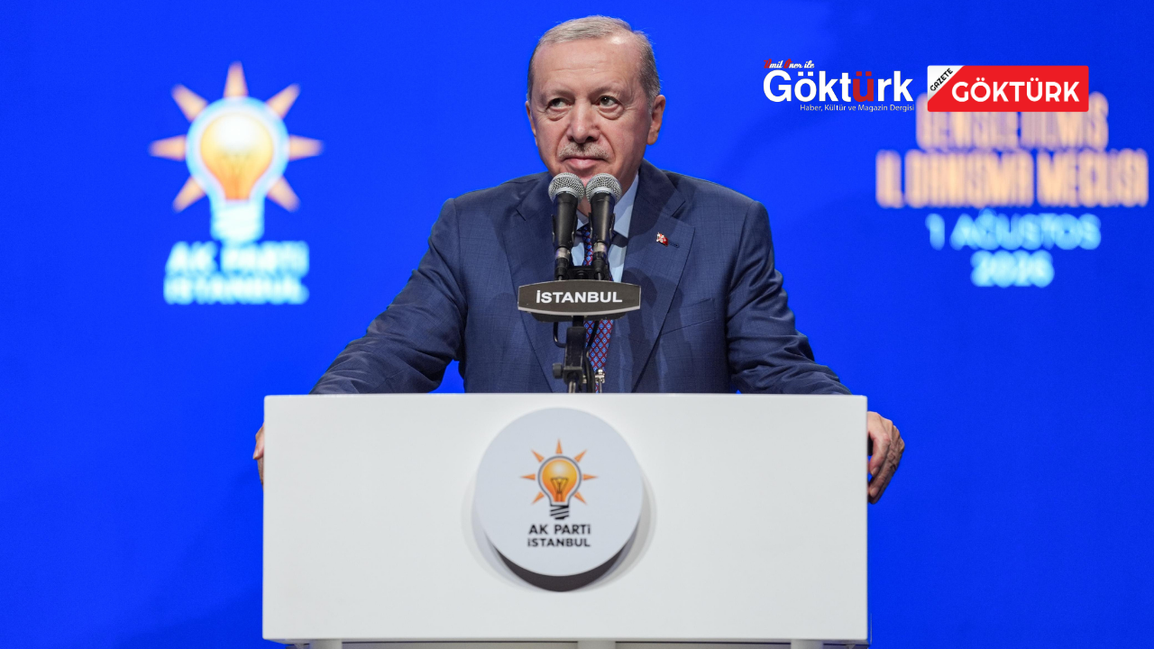 AK Parti İstanbul İl Danışma Meclisi programında AK Parti rozeti takılan isimler: